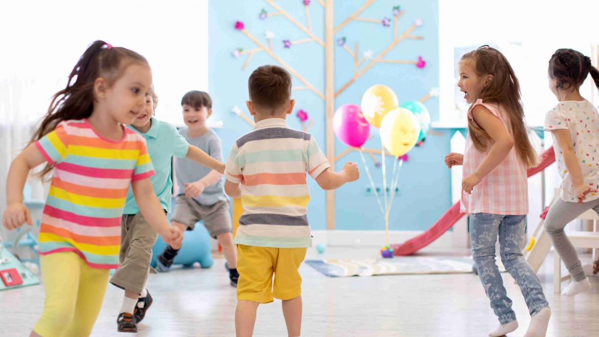 Kinder die in der Turnhalle hin und her rennen