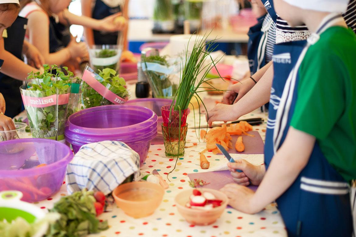 Kinder schneiden Gemüse